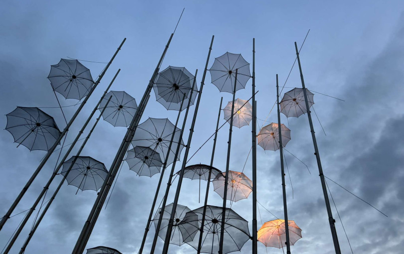 Αλαλούμ με την πορτοκαλί φωταγώγηση στις Ομπρέλες