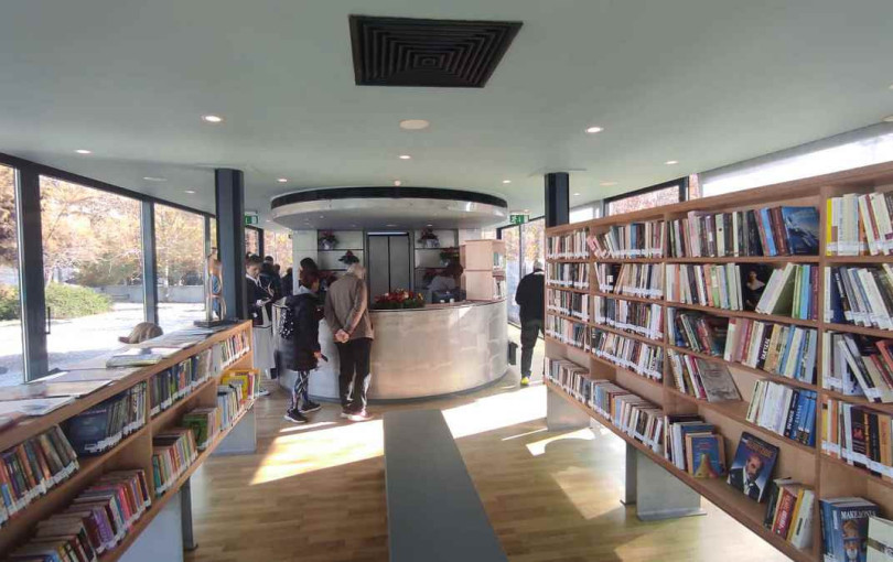 Θεσσαλονίκη: «Talk of the town» η γυάλινη ανταλλακτική βιβλιοθήκη στη Νέα Παραλία