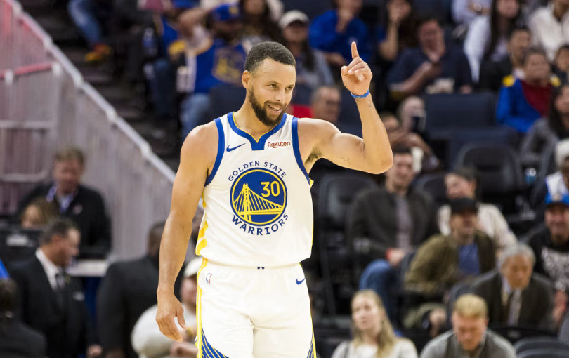 ΝΒΑ: Ο Στεφ Κάρι ευστόχησε από την άλλη άκρη του γηπέδου και έγινε viral (βίντεο)