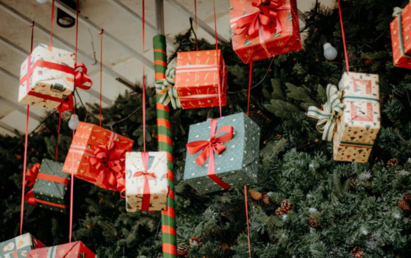 Θεσσαλονίκη: Ένα «Δέντρο της Ελπίδας» γεμάτο αστέρια και ζωή στην πλατεία Αριστοτέλους