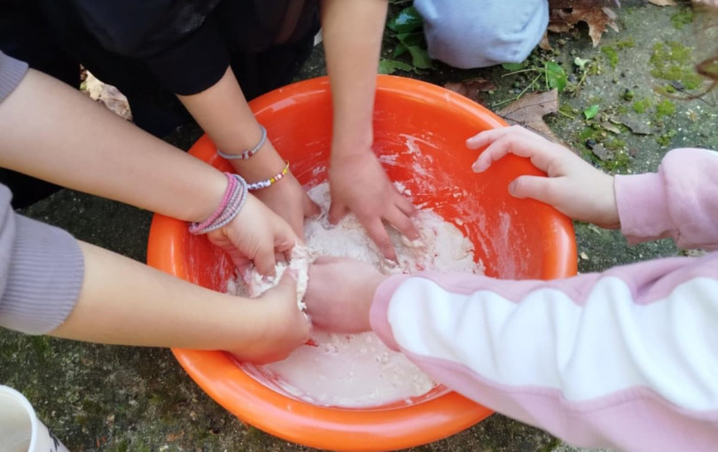 Μαθητές παρακολουθούν τη διαδικασία άλεσης του σιταριού στον αναστηλωμένο νερόμυλο της Παλιάς Καβάλας