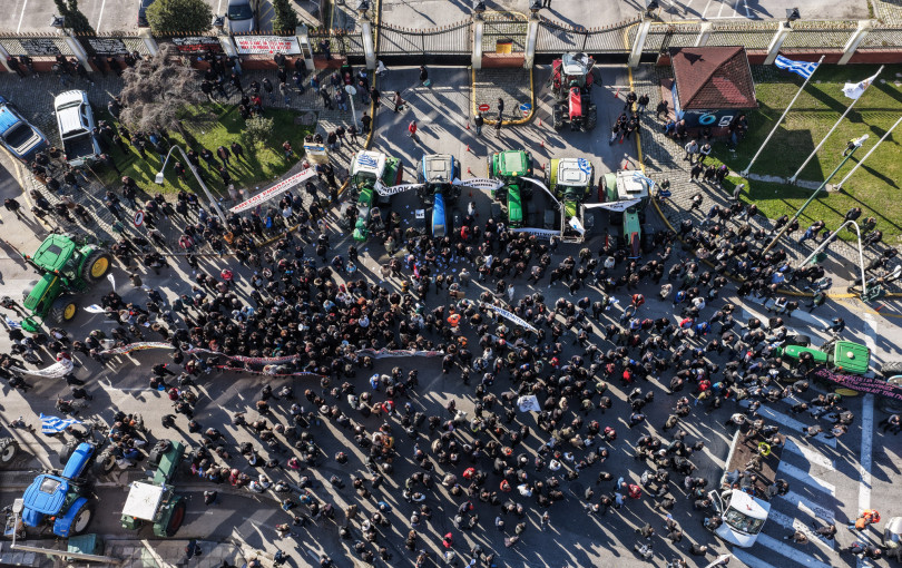 Το αυτογκόλ των αγροτών, οι «γαλάζιοι» που δυσαρεστήθηκαν με τον Πιερρακάκη και το «ορφανό» έργο της Θεσσαλονίκης. Γράφει ο Σαλονικιός