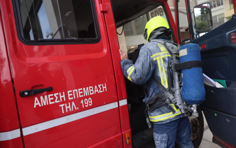 Θεσσαλονίκη: Πυρκαγιά στη Σίνδο - Κατακαίει ξερά χόρτα και απορρίμματα