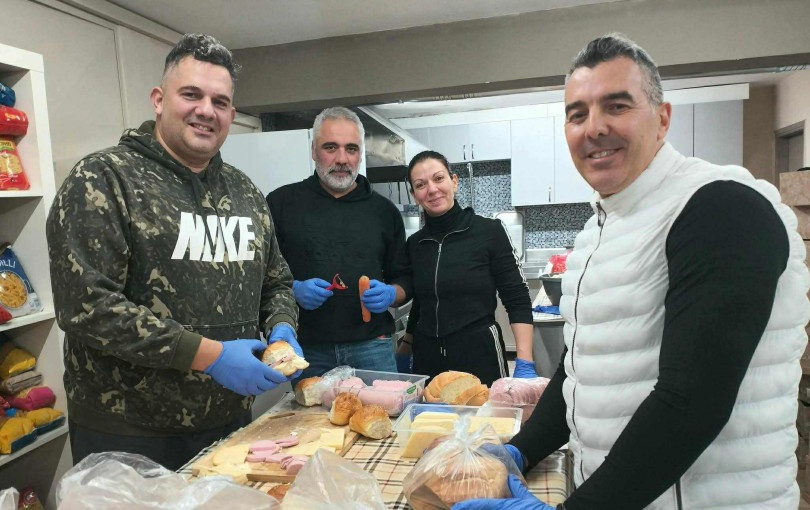 Θεσσαλονίκη: Χριστουγεννιάτικο γεύμα σε άστεγους με τη βοήθεια αστυνομικών