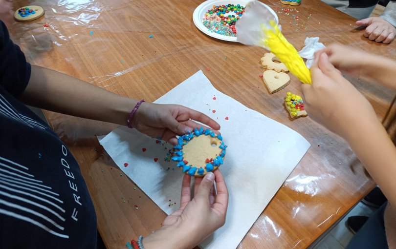 Παιδιά έφτιαξαν χριστουγεννιάτικα γλυκά στη Δημοτική Βιβλιοθήκη Ωραιοκάστρου