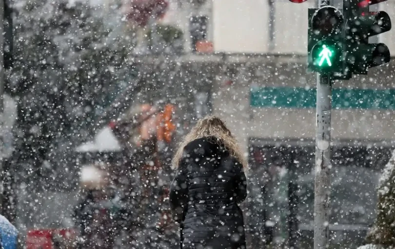 Kαιρός: Πτώση της θερμοκρασίας - Χιονίζει στη Θεσσαλονίκη (βίντεο)