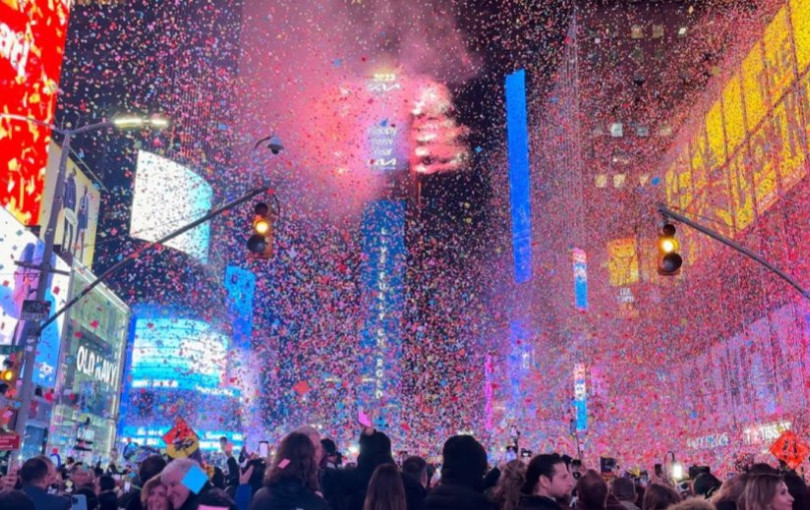 Από το φως των πυροτεχνημάτων στα παγωμένα νερά: Έτσι καλωσορίζει ο πλανήτης το νέο έτος (βίντεο)