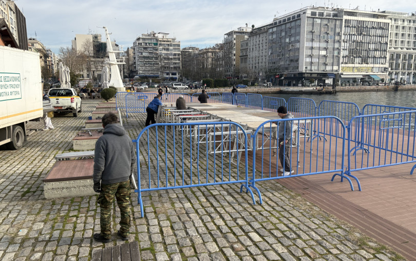 Θεσσαλονίκη: Ξεκίνησαν οι προετοιμασίες για την τελετή καθαγιασμού των Υδάτων στο Λιμάνι