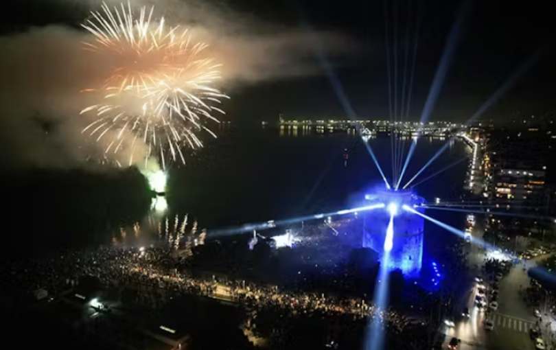 Η Θεσσαλονίκη υποδέχεται τη νέα χρονιά με laser show και διεθνούς φήμης καλλιτέχνες στο Λευκό Πύργο