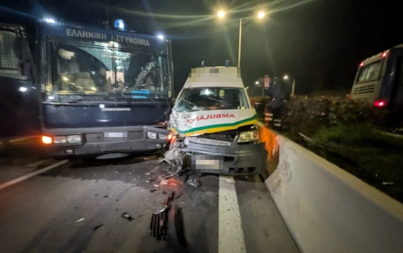 Σοβαρό ατύχημα στον Πλατύκαμπο Λάρισας: Ασθενοφόρο έπεσε πάνω σε κλούβα της Αστυνομίας