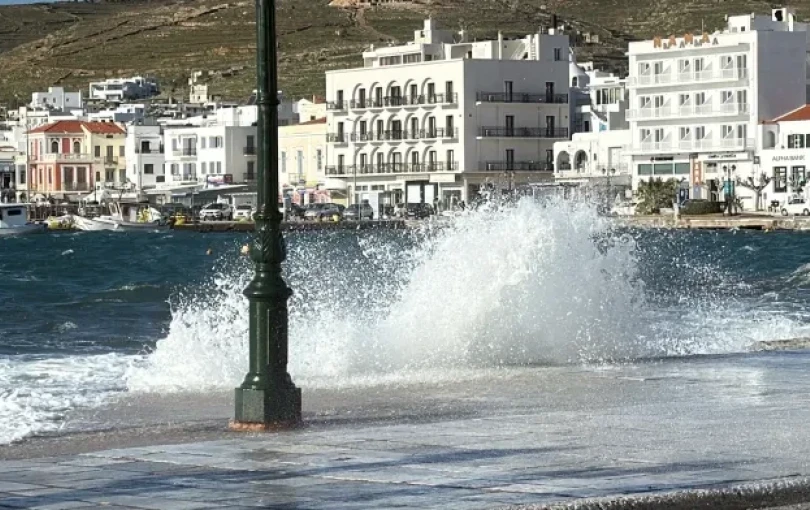 H κακοκαιρία «σφυροκοπά» και τις Κυκλάδες: Κύματα πνίγουν το λιμάνι της Τήνου (βιντεο)