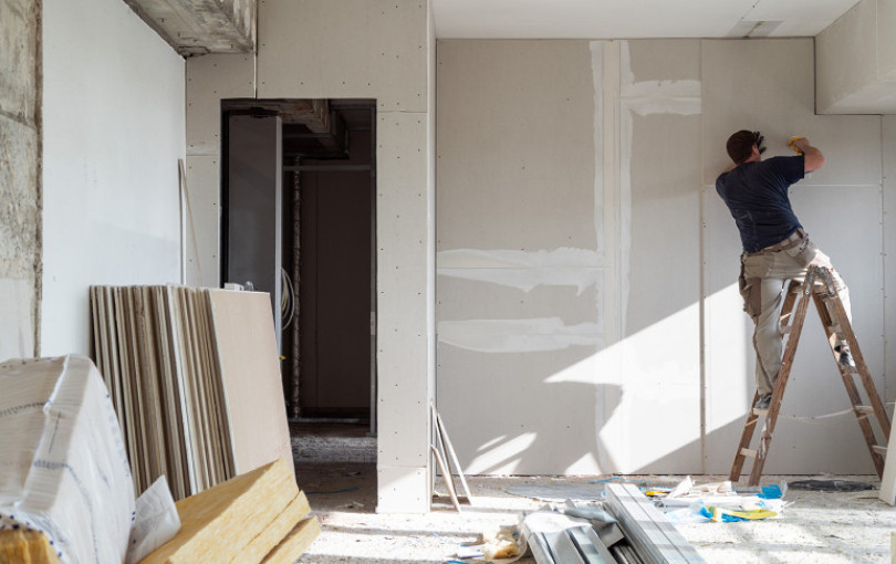 Νέο πρόγραμμα «Ανακαινίζω»: Αφορά σπίτια με ιδιοκατοίκηση - Ποιοι είναι οι δικαιούχοι