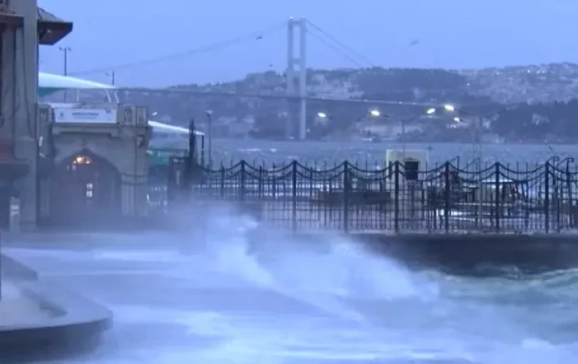 Κωνσταντινούπολη: Σαρωτικό πέρασμα καταιγίδας - Χάος στις συγκοινωνίες, «παγωμένο» αεροδρόμιο και εγκλωβισμένα πλοία (βίντεο)