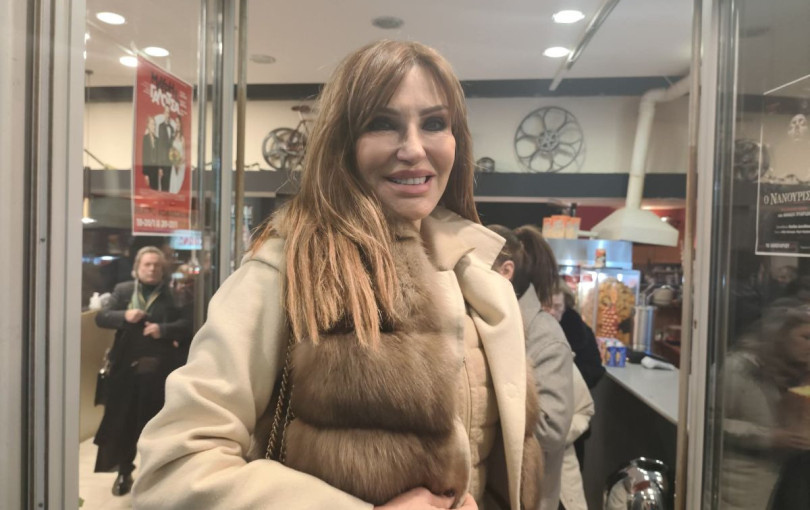 Βραδινη έξοδος στο θέατρο για τη Β. Χατζηβασιλείου