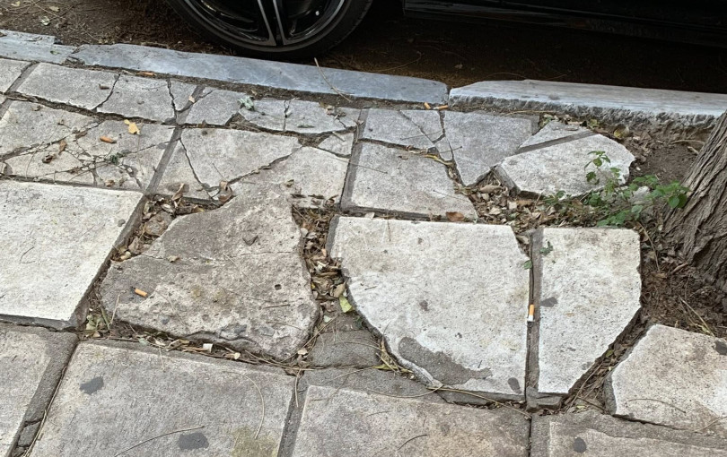 Θεσσαλονίκη: Πρώην αντιδήμαρχος σκόνταψε και χτύπησε σε σπασμένα πλακάκια – Τι απαντά ο αρμόδιος Αντιδήμαρχος