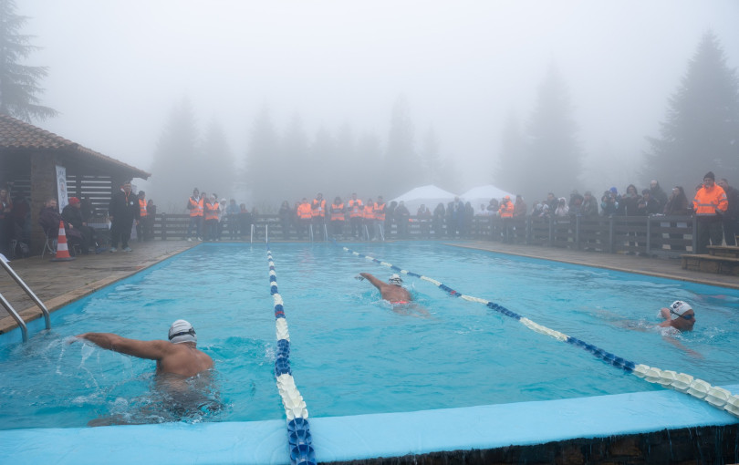 Δήμος Πολυγύρου: Πάνω από 64 αθλητές κολύμπησαν σε νερό κάτω των 5 βαθμών Κελσίου