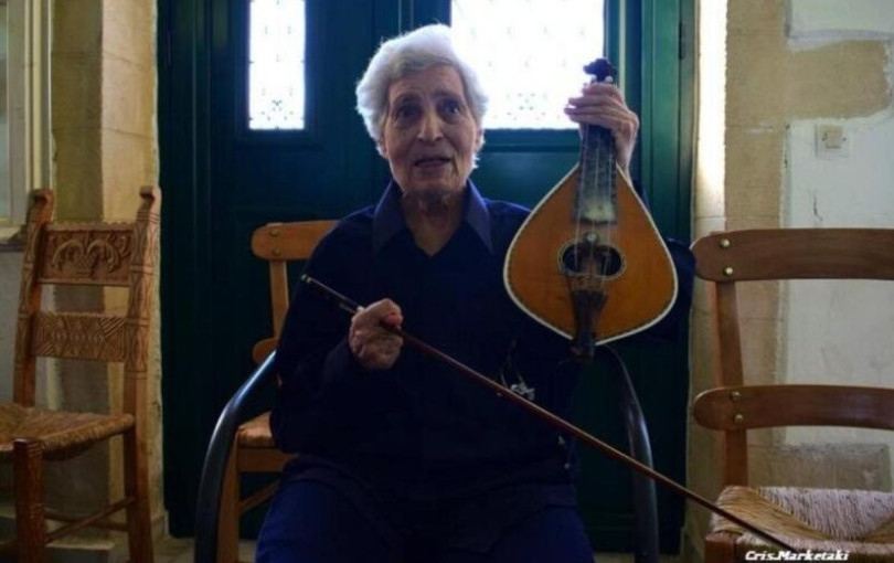 Έφυγε από τη ζωή η Ασπασία Παπαδάκη, η πρώτη γυναίκα λυράρισσα της Κρήτης (βίντεο)