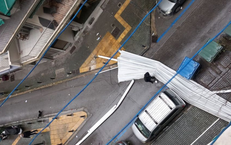 Μέχρι και πέργκολα ξήλωσε ο άνεμος στη Θεσσαλονίκη