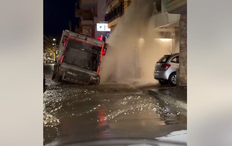 Απρόοπτο περιστατικό στην Ξάνθη: Απορριμματοφόρο «βούλιαξε» στο οδόστρωμα (βίντεο)