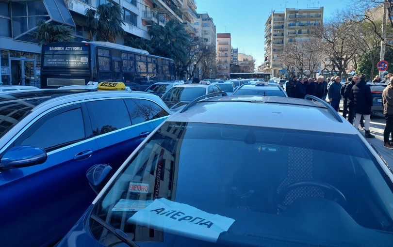Θεσσαλονίκη: «Χειρόφρενο» τραβούν σήμερα και για 24 ώρες τα ταξί - Κατεβαίνουν στην Αθήνα για διαμαρτυρία