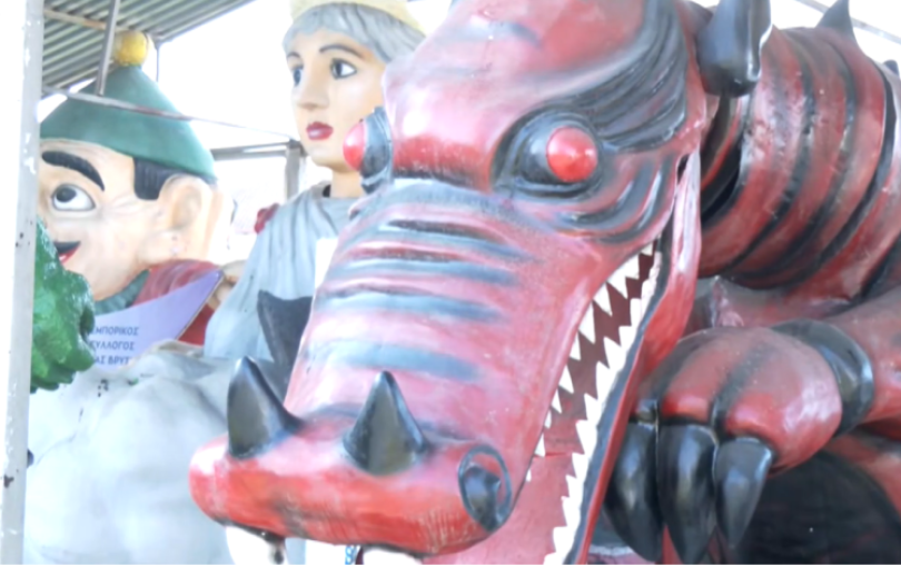 Πέλλα: Πυρετώδεις προετοιμασίες για το καρναβάλι στην Κρύα Βρύση- Εντυπωσιακά άρματα, κέφι και σάτιρα