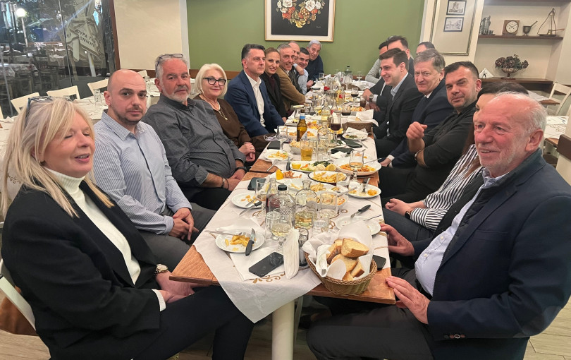 Γαλάζιο δείπνο με φόντο το Λευκό Πύργο