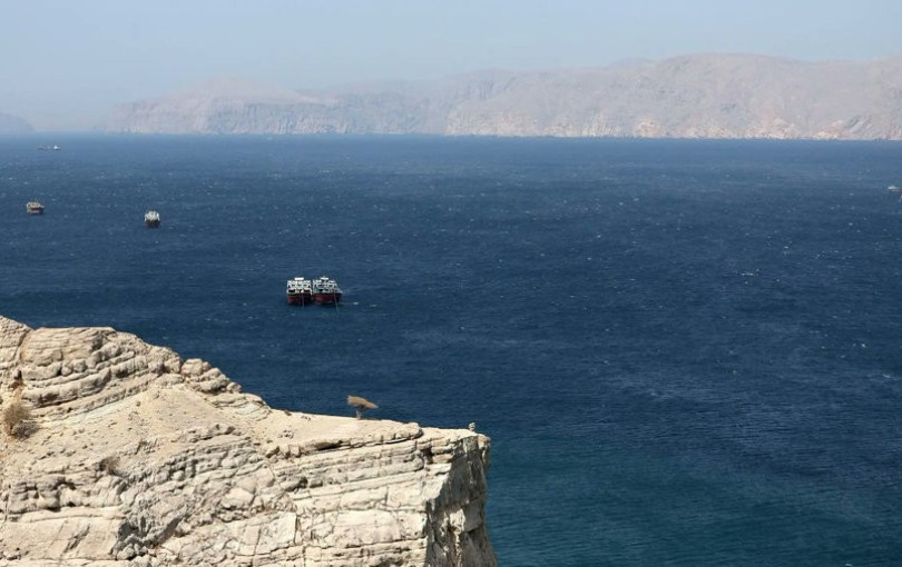 Mέση Ανατολή: Φλέγεται δεξαμενόπλοιο στα Στενά του Χορμούζ μετά από επίθεση με drones