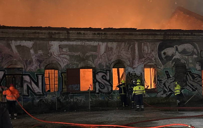 Καλαμαριά: Φωτιά σε κτήριο μέσα στο Κόδρα - Δείτε βίντεο