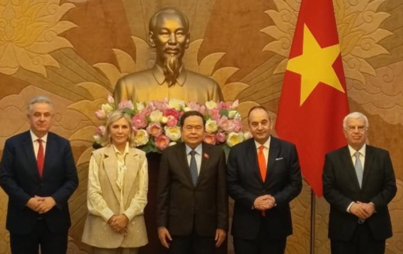 4 γαλάζιοι κάτω από την προτομή του Ho Chi Minh