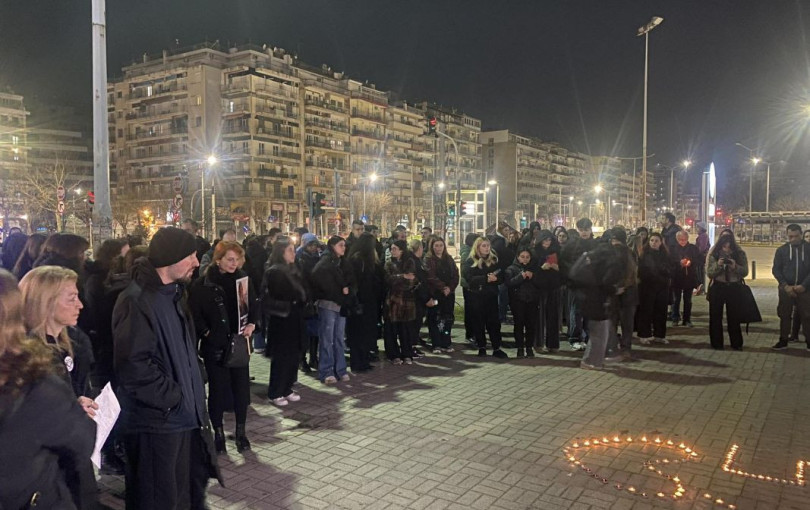 Θεσσαλονίκη: Ρίγη συγκίνησης στον σταθμό του ΟΣΕ την ώρα που είχε γίνει το δυστύχημα στα Τέμπη (βίντεο)