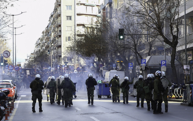 Θεσσαλονίκη: Επεισόδια με μολότοφ, δακρυγόνα και ανθρωποκυνηγητό μετά την πορεία για τα Τέμπη - 45 προσαγωγές και 5 συλλήψεις (βίντεο και φωτό)