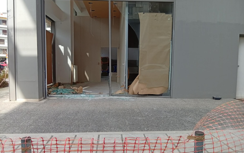 Καλαμαριά: Αυτοκίνητο «εισέβαλε» σε κατάστημα στο Βυζάντιο