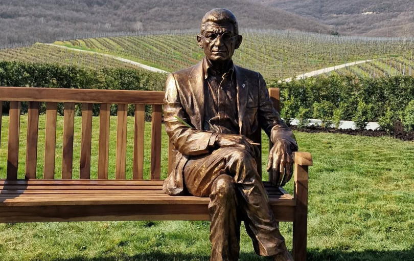 Στα αμπέλια της Νάουσας για πάντα ο Γιάννης Μπουτάρης: Αποκαλύφθηκε το γλυπτό του στο Κτήμα Κυρ-Γιάννη