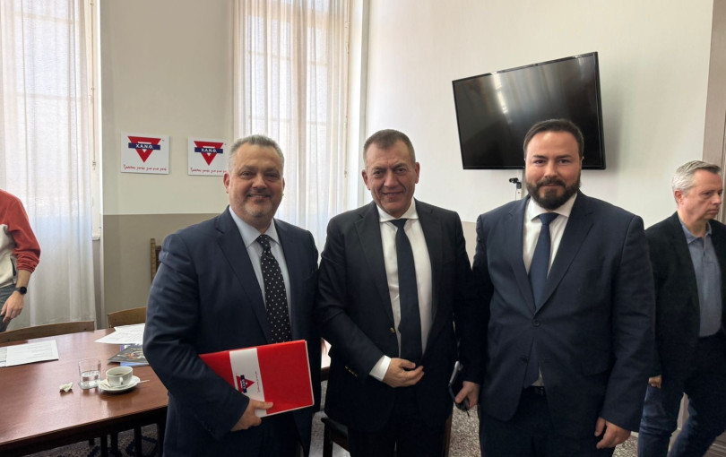 Υπουργικές επαφές...