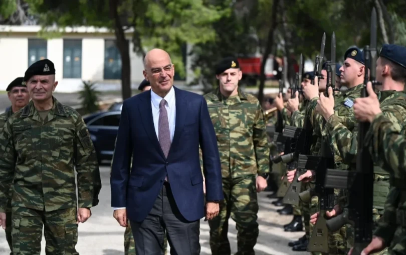 Ιωάννινα: Απροειδοποίητη επίσκεψη Νίκου Δένδια στο στρατόπεδο Περάματος