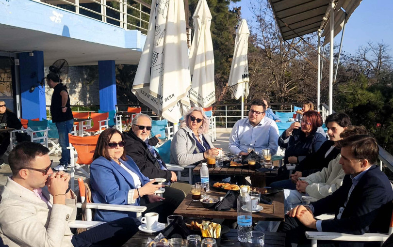 Καφεδάκι Κασσελάκη με θέμα τη μαρίνα Αρετσούς και φόντο τη… μαρίνα