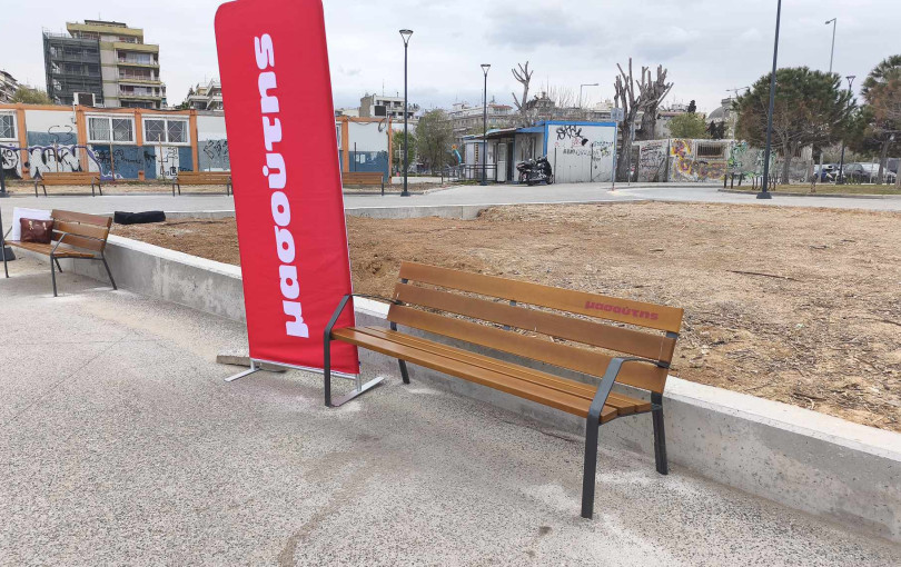 Θεσσαλονίκη: Τοποθετήθηκαν τα νέα παγκάκια γύρω από το Μέγαρο Μουσικής - 200 νέα συνολικά στην πόλη