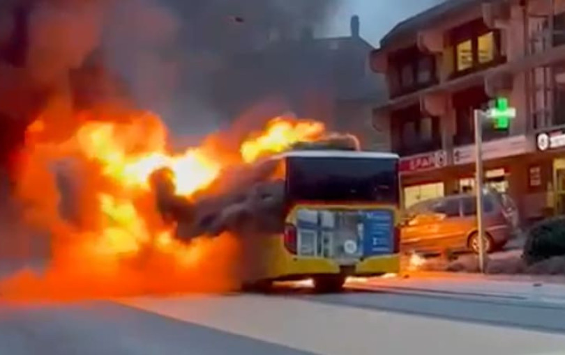 Τραγωδία στην Ελβετία: Πολλοί νεκροί από φωτιά σε λεωφορείο – Σοκάρουν οι μαρτυρίες για αυτοπυρπόληση άνδρα (βίντεο)