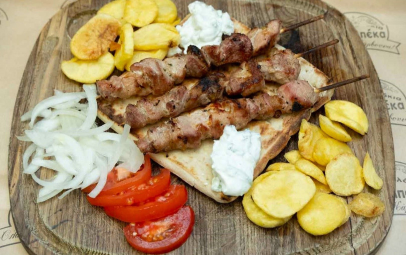 Τα Σουβλάκια του Μπέκα: Όλα στα κάρβουνα, όλα στη σούβλα, όλα χειροποίητα