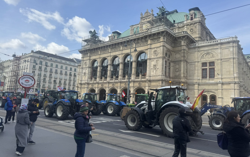 Απόβαση 300 τρακτέρ στη Βιέννη: Aγρότες ζητούν «την αλήθεια στο πιάτο μας» (βίντεο)