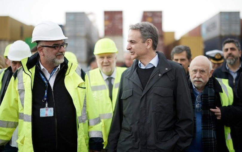 Το λιμάνι της Θεσσαλονίκης επισκέφθηκε ο Μητσοτάκης: «Διαμετακομιστικός κόμβος η πόλη με την κατασκευή του έκτου προβλήτα»