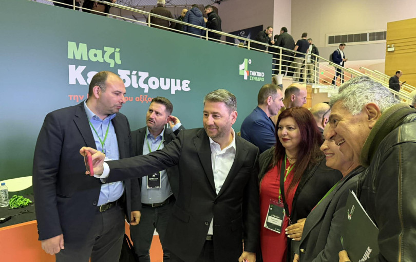 Οι βόλτες του Ανδρουλάκη στο συνέδριο