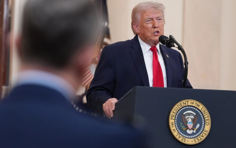 Ο Τραμπ επιβάλλει νέους δασμούς ως και 100% σε φάρμακα και μέταλλα - Οι ΗΠΑ θέλουν παραγωγή εντός συνόρων