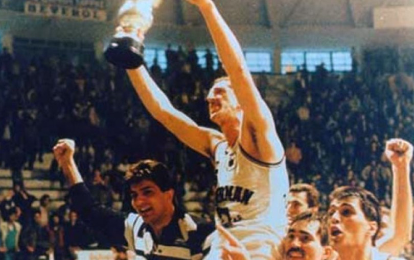 Μπάσκετ: Σαν σήμερα ο αξέχαστος «τελικός των ξυρισμένων κεφαλιών» μεταξύ ΠΑΟΚ και Άρη (βίντεο)