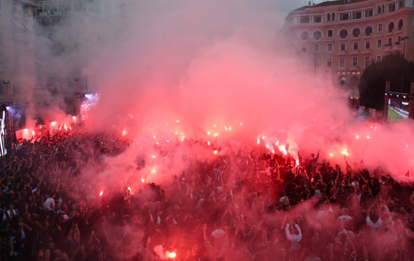 100 χρόνια ΠΑΟΚ: Χιλιάδες φίλοι της ομάδας μετέτρεψαν την πλατεία Αριστοτέλους σε… Τούμπα (βίντεο)