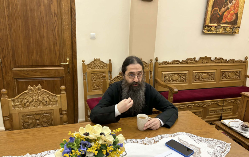 Πρωϊνός καφές με τον πατέρα Βαρνάβα Γιάγκου (βίντεο)