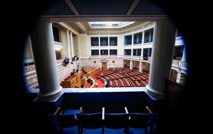 Βουλή: Αύριο συνεδριάζει η επιτροπή δεοντολογίας για Χατζηβασιλείου και Αθανασίου