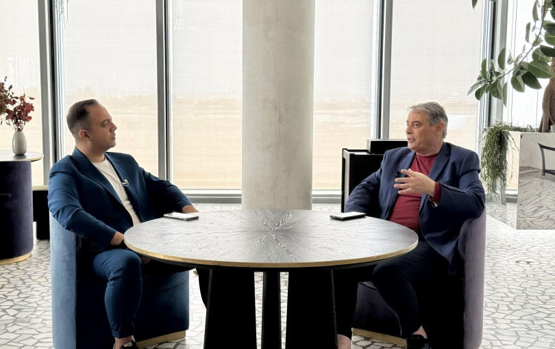 Ιορδάνης Χασαπόπουλος: Τα μουσικά ακούσματα, η Κατερίνα Λιόλιου, τα δύσκολα χρόνια με τρεις δουλειές και τα σενάρια που τον θέλουν δήμαρχο Ξάνθης