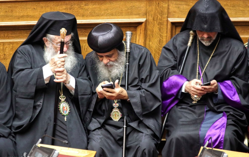 Από τα έξυπνα στα... ιερά τηλέφωνα Από τα έξυπνα στα... ιερά τηλέφωνα