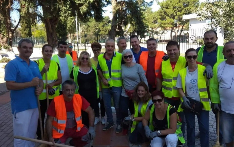 Δήμαρχος μαζί με εθελοντές καθάρισε δρόμους του δήμου του! 